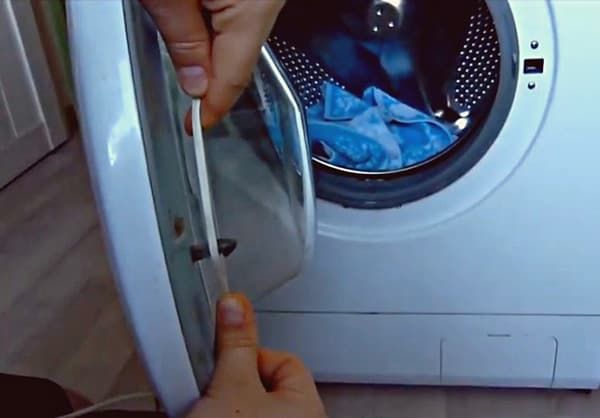 Фото как открыть стиральную машину с помощью тонкой веревки