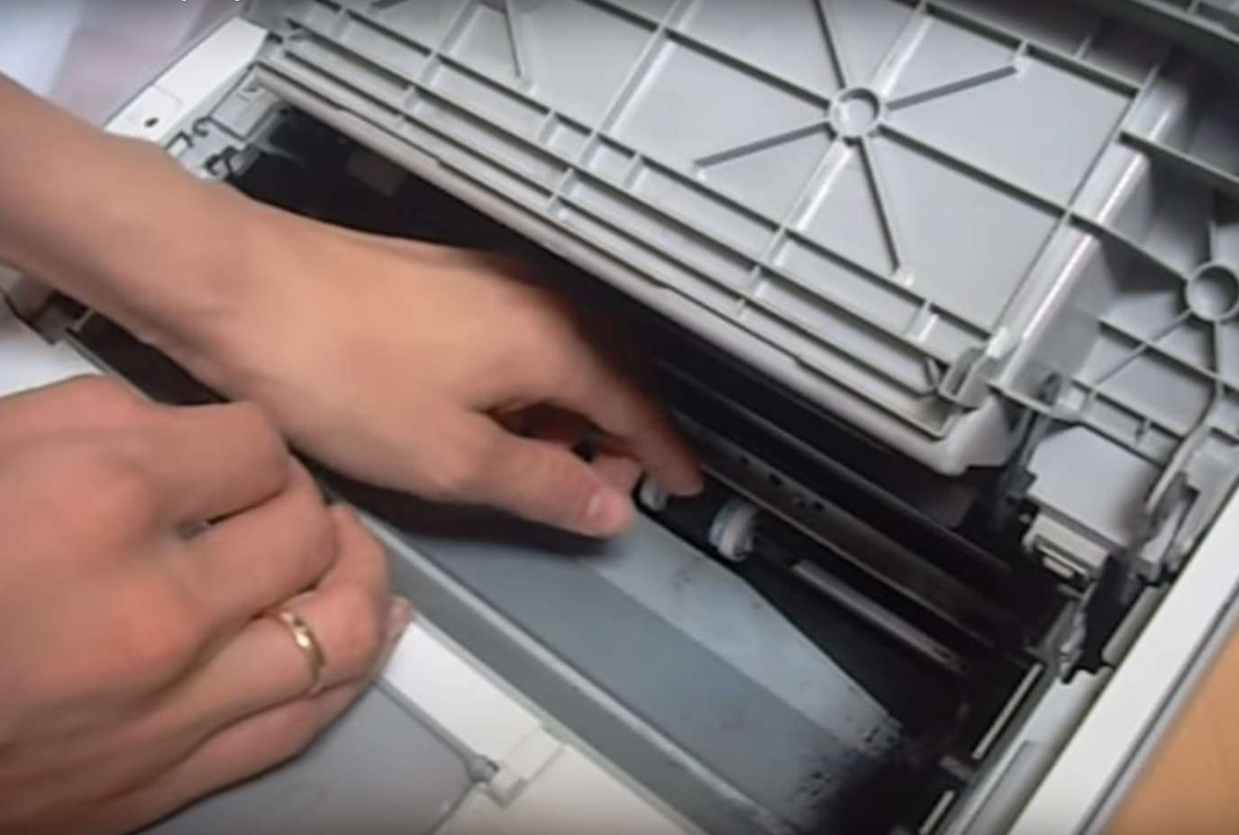 Фото Як почистити ролик захвату паперу в принтері