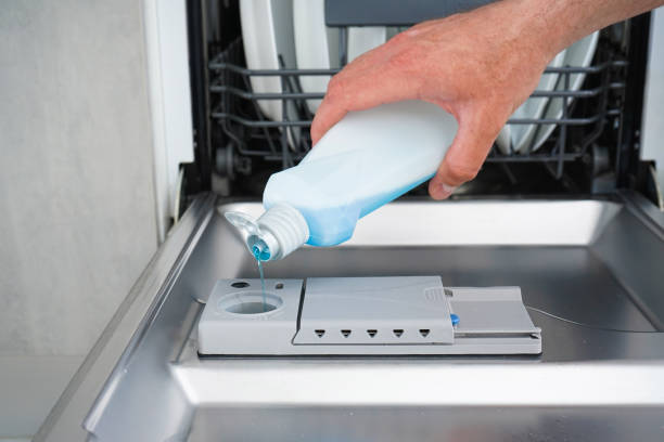 Фото Як правильно мити посуд в посудомийній машині - необхідно використовувати ополіскувач