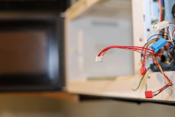 Фото микроволновая печь бьется током - регулярно проверяйте электропроводку