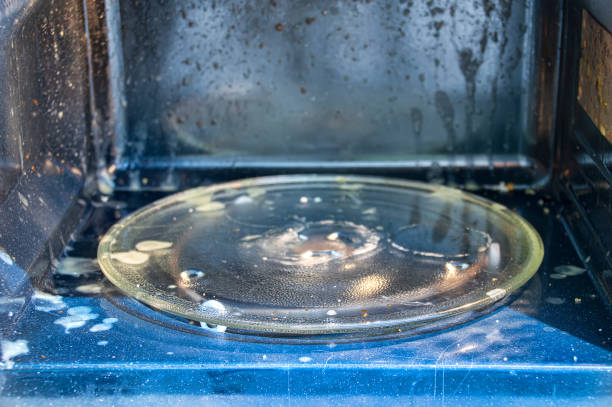 Фото Несвоєчасна чистка - одна з причин чому не крутиться тарілка в мікрохвильовій печі
