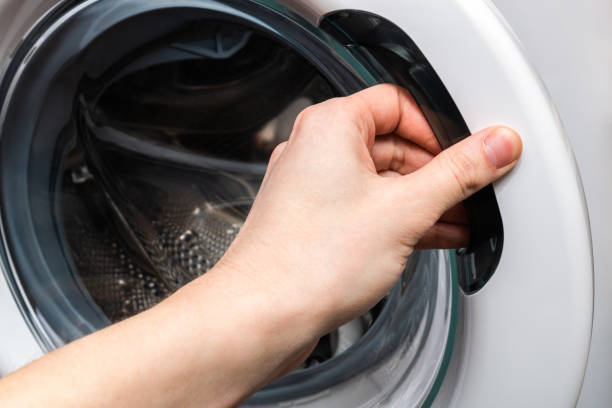 Фото Почему появляется неприятный запах из стиральной машины - закрытая крышка люка