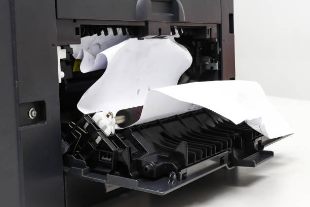 Фото Почему принтер не подает бумагу - наличие посторонних предметов в принтере