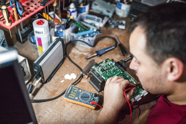 Фото ремонт мелкой бытовой техники - мастер проводит диагностику устройства