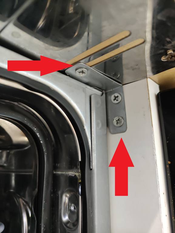 Фото скрипит дверца посудомоечной машины - необходимо открутить саморезы с уголков